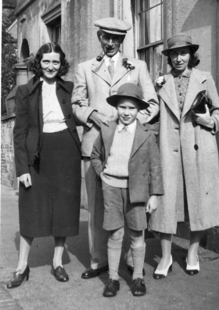 Anchor licensee and family 1940