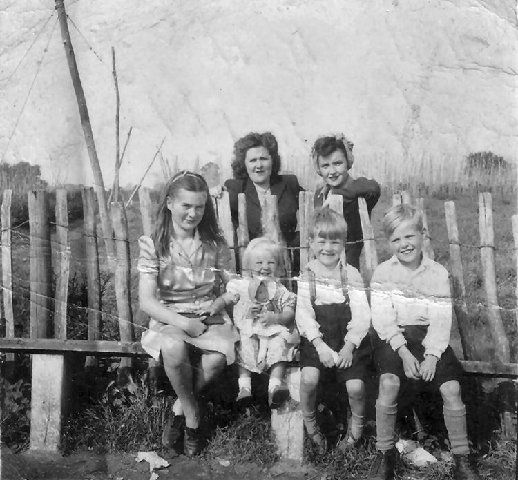 Chequers hop pickers 1945