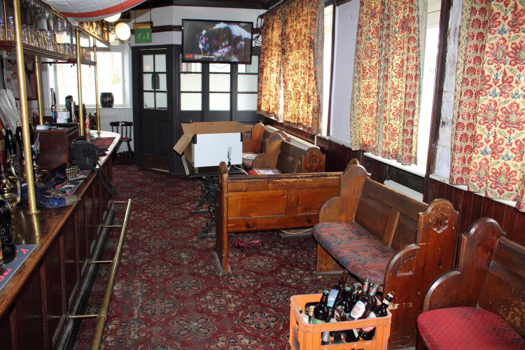 BAT AND BALL Pub of Canterbury