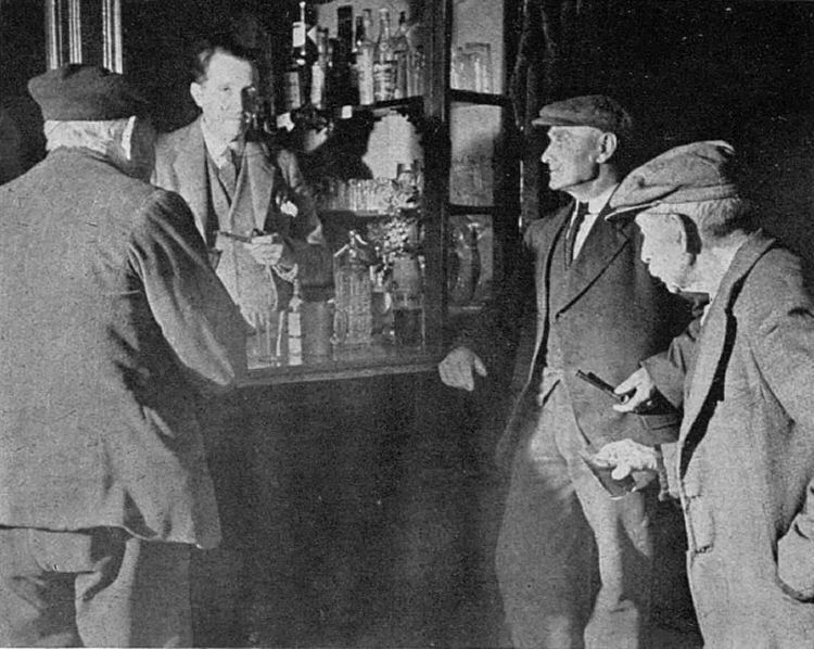 Beverlie licensee & regulars 1942