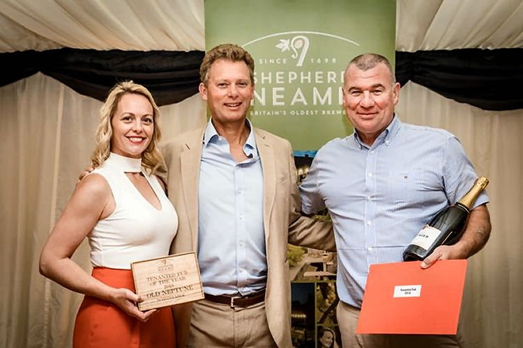 Jonathan Neame awaring licensees 2017