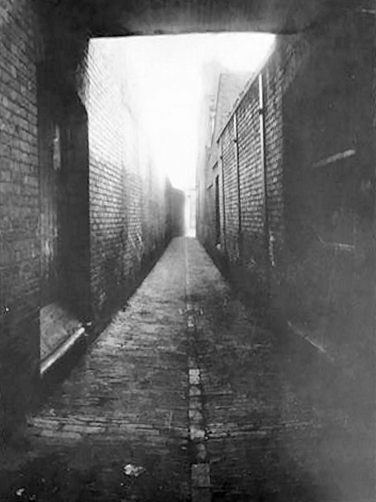 Dark Entry 1900