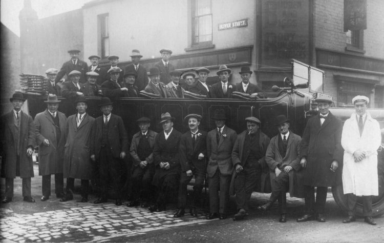 Foresters Arms outing 1920s