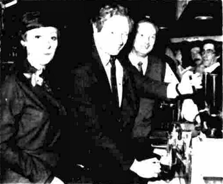 Robert Neame pulling first pint 1981