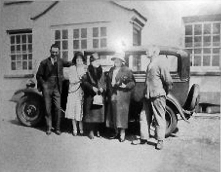 Group ourtside Evenhall 1931