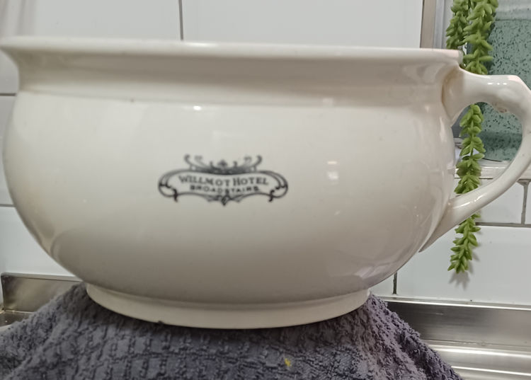 Willmot Hotel chamber pot