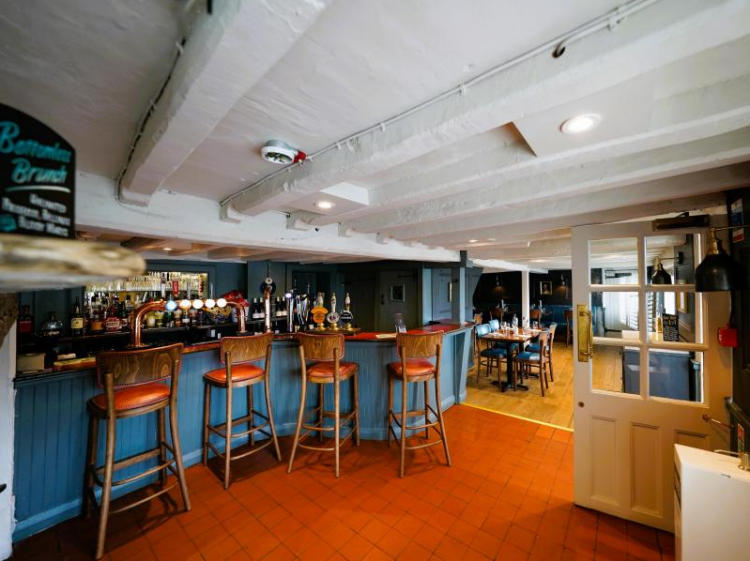 Uskudar King's Head bar 2022