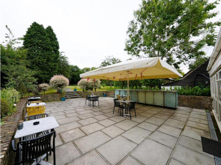 Uskudar King's Head garden 2022