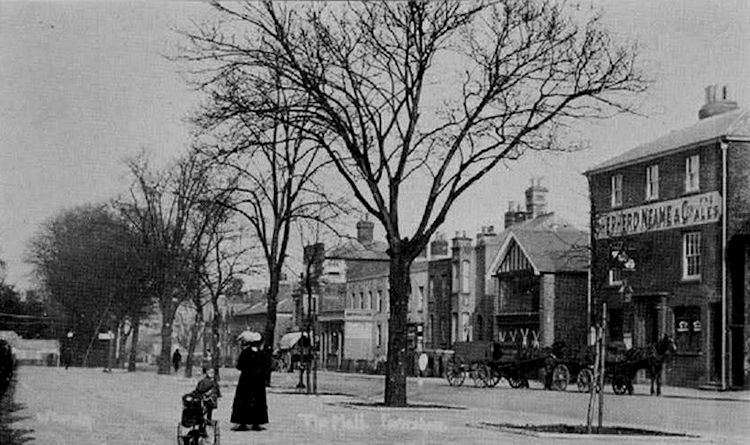 Crown and Anchor 1910