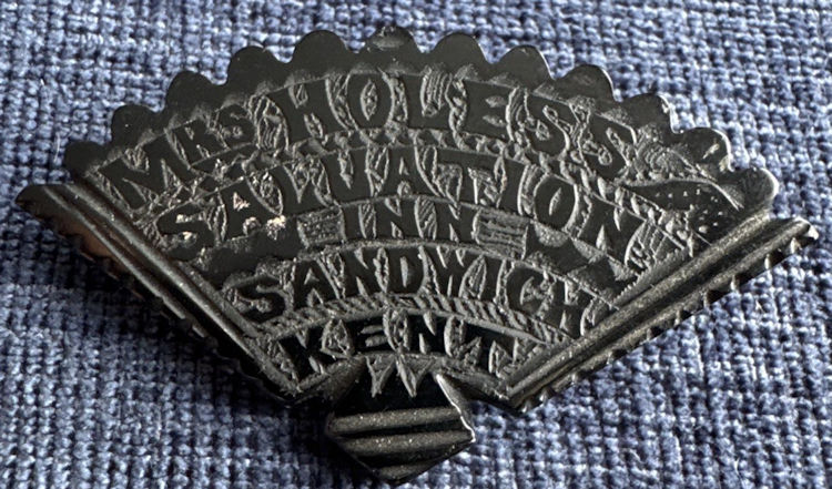 Salutation brooch 1906