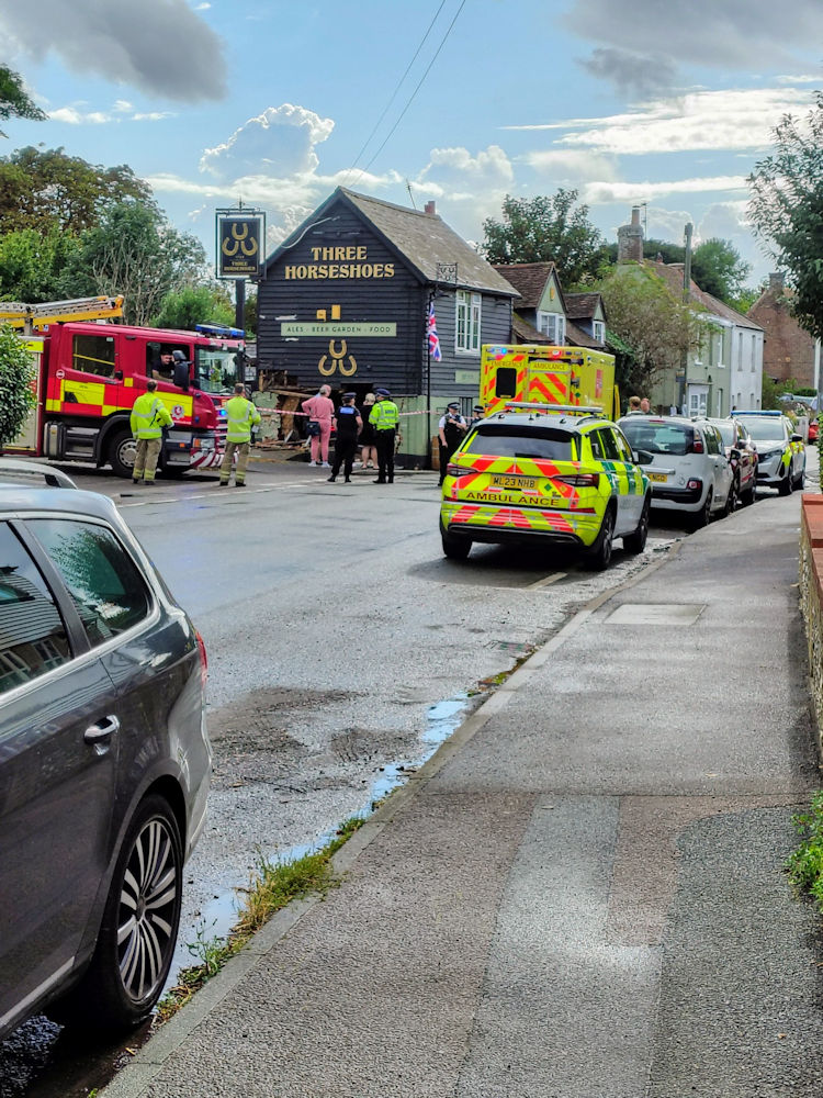 Three Horse shoes crash 2025