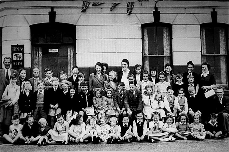 Queen's Head Maidstone Zoo trip 1954