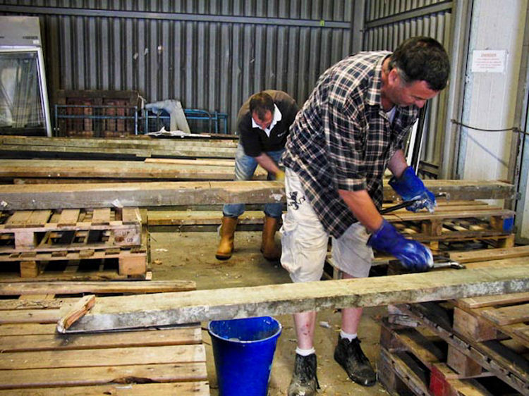 De-nailing timbers