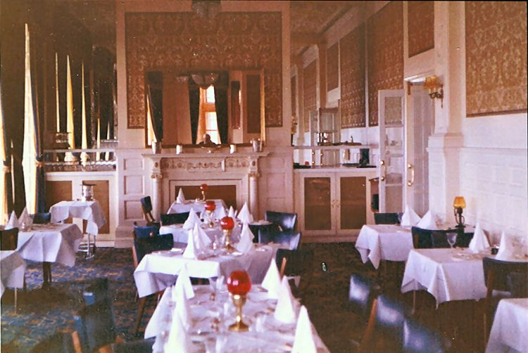 Queen's Hotel dining area