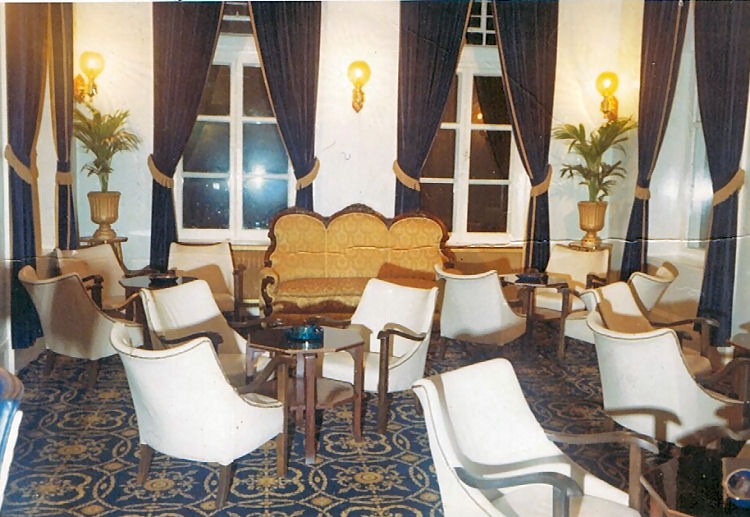 Queen's Hotel inside